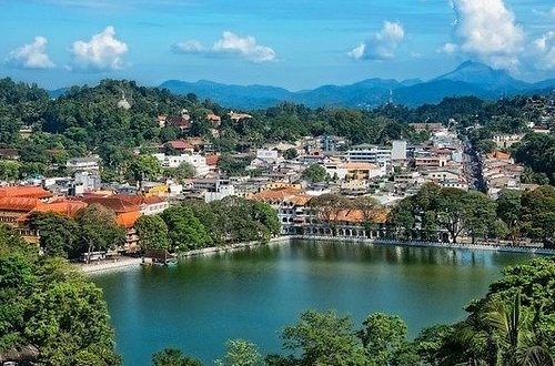 kandy-lake-in-sri-lanka تاریخچه کندی
